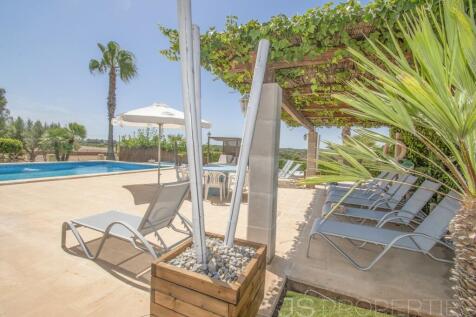 SPECTACULAR VILLA WITH LARGE TERRAIN