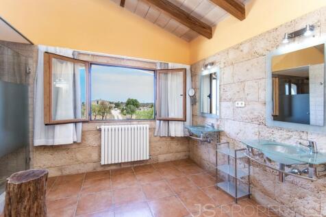 SPECTACULAR VILLA WITH LARGE TERRAIN