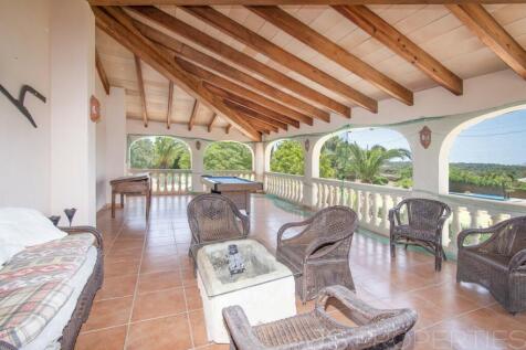 SPECTACULAR VILLA WITH LARGE TERRAIN
