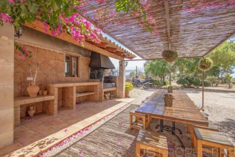 SPECTACULAR VILLA WITH LARGE TERRAIN