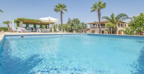 SPECTACULAR VILLA WITH LARGE TERRAIN