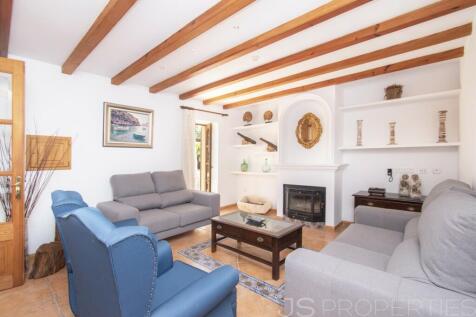 SPECTACULAR VILLA WITH LARGE TERRAIN