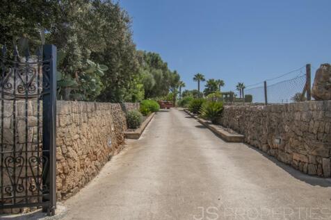 SPECTACULAR VILLA WITH LARGE TERRAIN