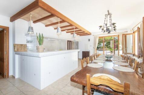 SPECTACULAR VILLA WITH LARGE TERRAIN