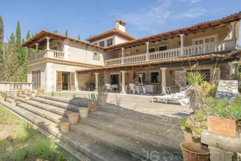LARGE TRADITIONAL MANSION FOR SALE IN POLLENSA 