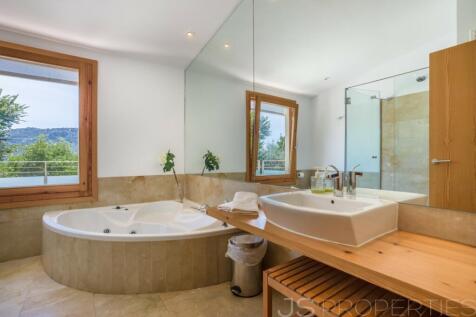 Stunning Villa Surrounded by nature offering a walking distance to Pollensa Old Town
