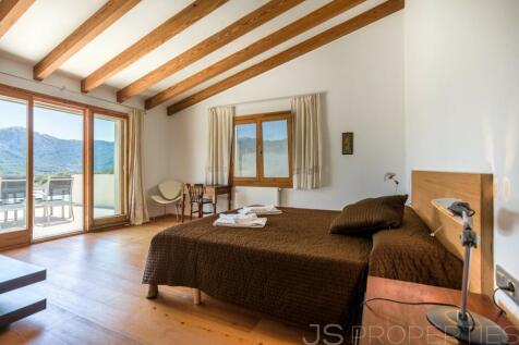 Stunning Villa Surrounded by nature offering a walking distance to Pollensa Old Town