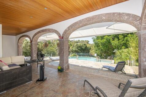 AMAZING VILLA FOR SALE WITH SEA VIEWS IN BONAIRE 