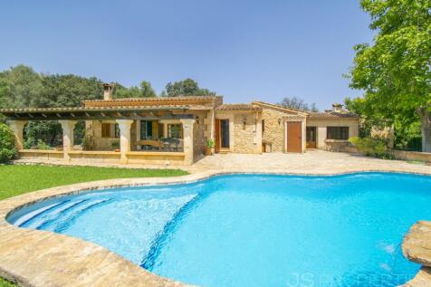BEAUTIFUL VILLA WITH HOLIDAY RENTAL LICENSE FOR SALE IN POLLENSA
