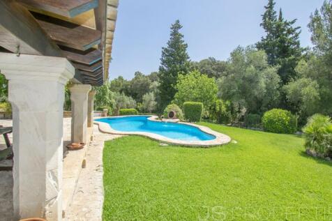 BEAUTIFUL VILLA WITH HOLIDAY RENTAL LICENSE FOR SALE IN POLLENSA