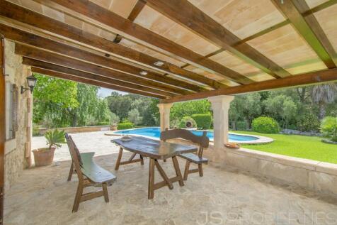 BEAUTIFUL VILLA WITH HOLIDAY RENTAL LICENSE FOR SALE IN POLLENSA
