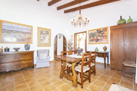 BEAUTIFUL VILLA WITH HOLIDAY RENTAL LICENSE FOR SALE IN POLLENSA