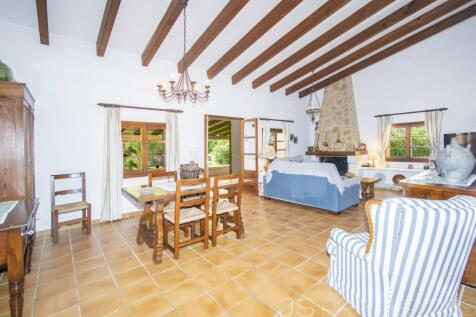 BEAUTIFUL VILLA WITH HOLIDAY RENTAL LICENSE FOR SALE IN POLLENSA