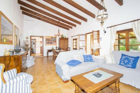 BEAUTIFUL VILLA WITH HOLIDAY RENTAL LICENSE FOR SALE IN POLLENSA