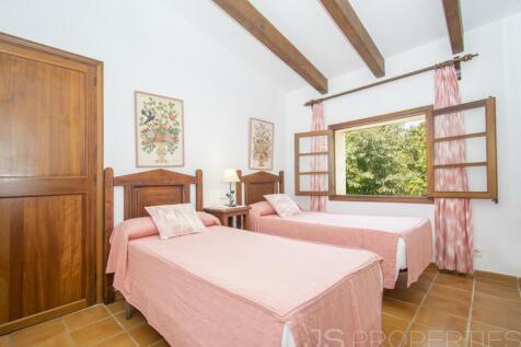 BEAUTIFUL VILLA WITH HOLIDAY RENTAL LICENSE FOR SALE IN POLLENSA