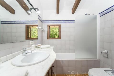 BEAUTIFUL VILLA WITH HOLIDAY RENTAL LICENSE FOR SALE IN POLLENSA