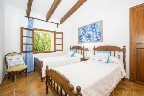 BEAUTIFUL VILLA WITH HOLIDAY RENTAL LICENSE FOR SALE IN POLLENSA