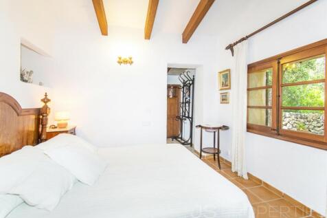 BEAUTIFUL VILLA WITH HOLIDAY RENTAL LICENSE FOR SALE IN POLLENSA