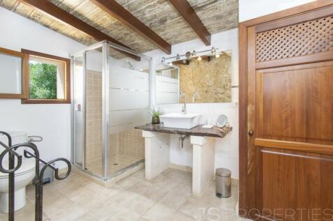 BEAUTIFUL VILLA WITH HOLIDAY RENTAL LICENSE FOR SALE IN POLLENSA