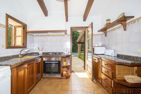 BEAUTIFUL VILLA WITH HOLIDAY RENTAL LICENSE FOR SALE IN POLLENSA