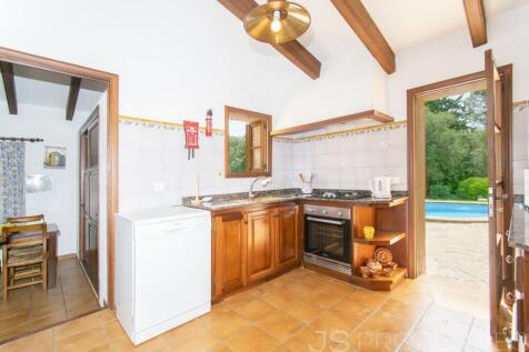 BEAUTIFUL VILLA WITH HOLIDAY RENTAL LICENSE FOR SALE IN POLLENSA