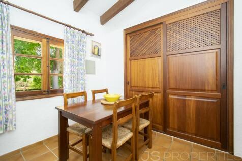 BEAUTIFUL VILLA WITH HOLIDAY RENTAL LICENSE FOR SALE IN POLLENSA
