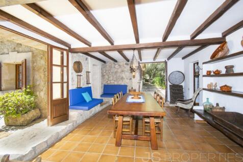 BEAUTIFUL VILLA WITH HOLIDAY RENTAL LICENSE FOR SALE IN POLLENSA