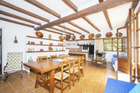 BEAUTIFUL VILLA WITH HOLIDAY RENTAL LICENSE FOR SALE IN POLLENSA