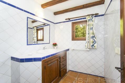 BEAUTIFUL VILLA WITH HOLIDAY RENTAL LICENSE FOR SALE IN POLLENSA