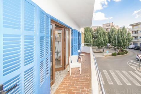 HOUSE IN THE HEART OF PUERTO POLLENSA FOR SALE WITH GARDEN AND ROOF TERRACE 