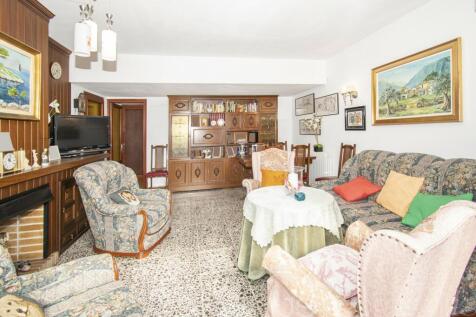 HOUSE IN THE HEART OF PUERTO POLLENSA FOR SALE WITH GARDEN AND ROOF TERRACE 