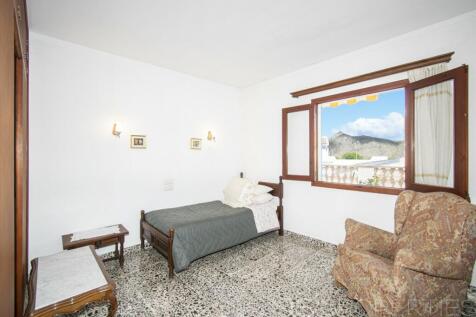 HOUSE IN THE HEART OF PUERTO POLLENSA FOR SALE WITH GARDEN AND ROOF TERRACE 