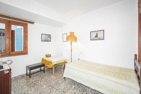 HOUSE IN THE HEART OF PUERTO POLLENSA FOR SALE WITH GARDEN AND ROOF TERRACE 