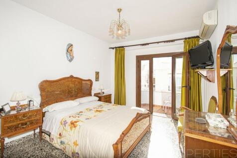 HOUSE IN THE HEART OF PUERTO POLLENSA FOR SALE WITH GARDEN AND ROOF TERRACE 