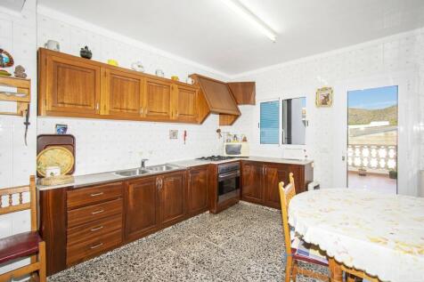 HOUSE IN THE HEART OF PUERTO POLLENSA FOR SALE WITH GARDEN AND ROOF TERRACE 