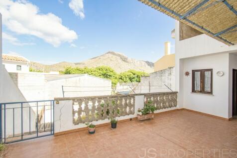 HOUSE IN THE HEART OF PUERTO POLLENSA FOR SALE WITH GARDEN AND ROOF TERRACE 