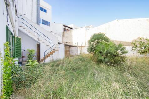 HOUSE IN THE HEART OF PUERTO POLLENSA FOR SALE WITH GARDEN AND ROOF TERRACE 