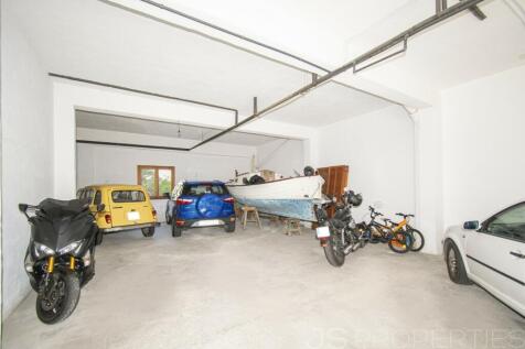 HOUSE IN THE HEART OF PUERTO POLLENSA FOR SALE WITH GARDEN AND ROOF TERRACE 