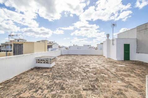 HOUSE IN THE HEART OF PUERTO POLLENSA FOR SALE WITH GARDEN AND ROOF TERRACE 