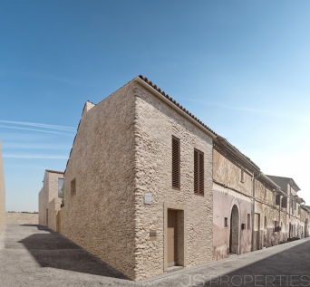 BEAUTIFULLY DESIGNED NEWLY BUILT TOWNHOUSE IN SINEU