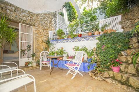 BEAUTIFUL TOWNHOUSE WITH HOLIDAY RENTAL LICENSE FOR SALE IN POLLENSA 