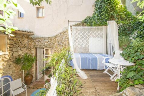 BEAUTIFUL TOWNHOUSE WITH HOLIDAY RENTAL LICENSE FOR SALE IN POLLENSA 