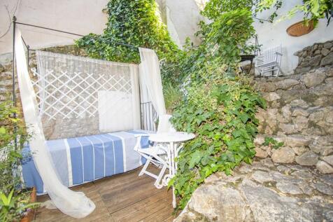 BEAUTIFUL TOWNHOUSE WITH HOLIDAY RENTAL LICENSE FOR SALE IN POLLENSA 