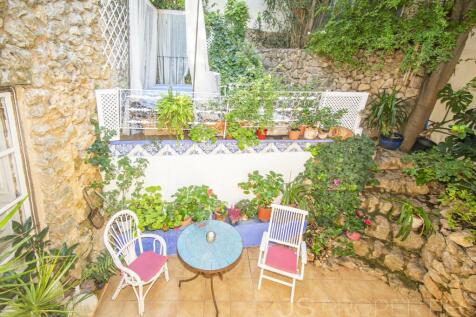 BEAUTIFUL TOWNHOUSE WITH HOLIDAY RENTAL LICENSE FOR SALE IN POLLENSA 