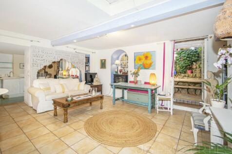 BEAUTIFUL TOWNHOUSE WITH HOLIDAY RENTAL LICENSE FOR SALE IN POLLENSA 