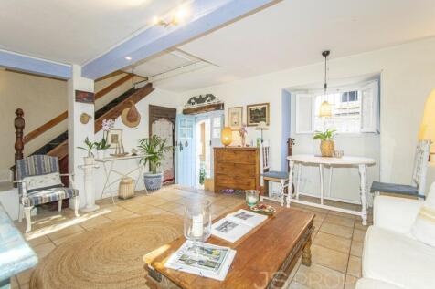 BEAUTIFUL TOWNHOUSE WITH HOLIDAY RENTAL LICENSE FOR SALE IN POLLENSA 