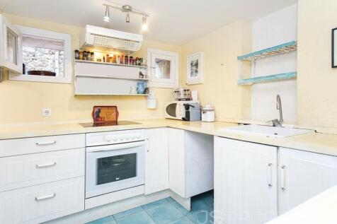 BEAUTIFUL TOWNHOUSE WITH HOLIDAY RENTAL LICENSE FOR SALE IN POLLENSA 