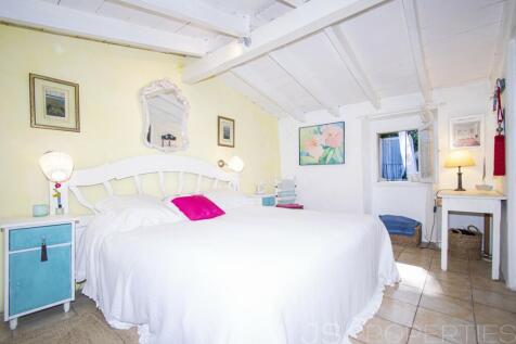 BEAUTIFUL TOWNHOUSE WITH HOLIDAY RENTAL LICENSE FOR SALE IN POLLENSA 