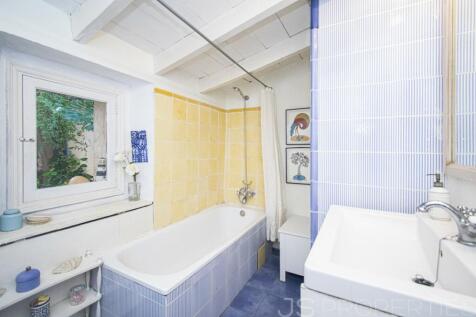 BEAUTIFUL TOWNHOUSE WITH HOLIDAY RENTAL LICENSE FOR SALE IN POLLENSA 