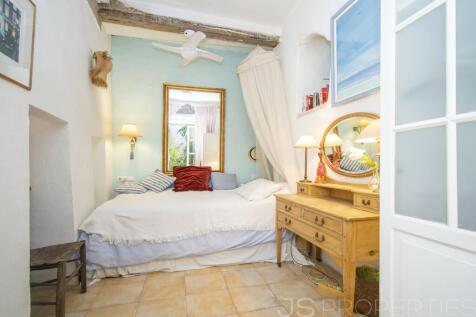 BEAUTIFUL TOWNHOUSE WITH HOLIDAY RENTAL LICENSE FOR SALE IN POLLENSA 